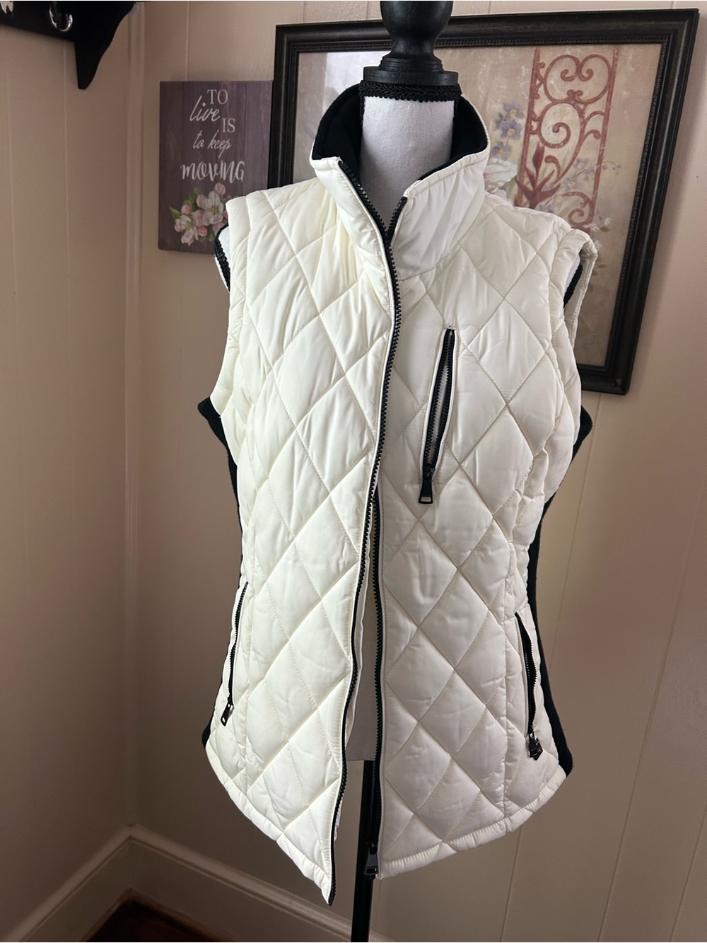 Calvin Klein Women’s Quilted White Puffer Vest with Black Trim size M new